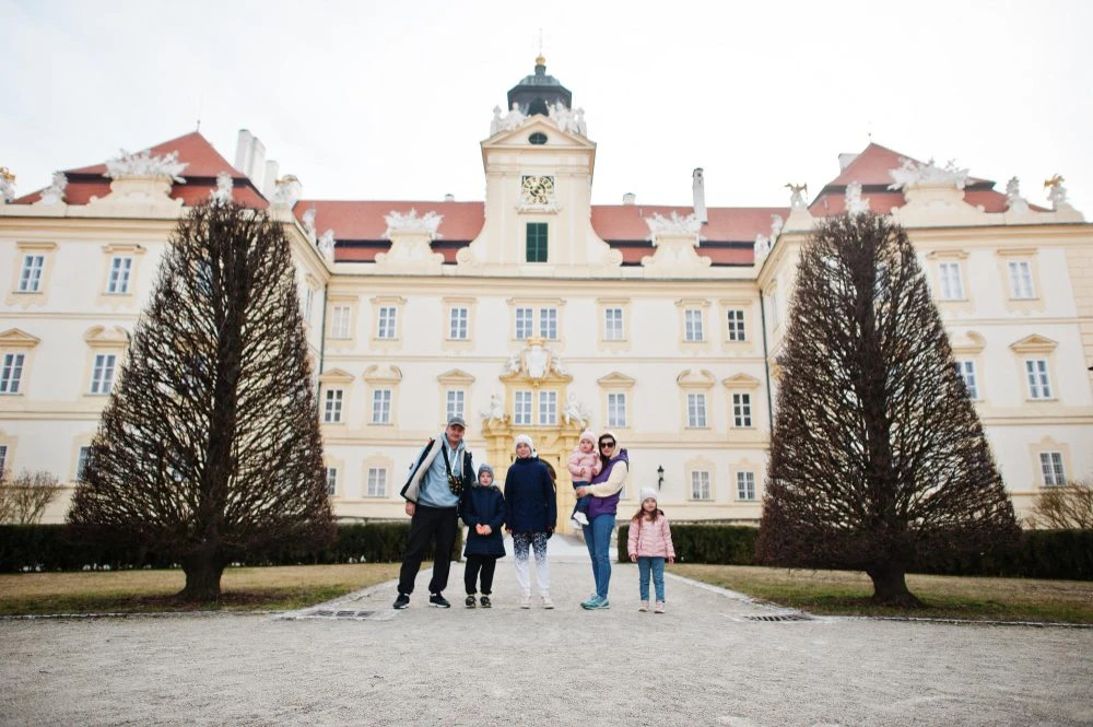 family_with_four_kids_valtice_castle_czech_republic